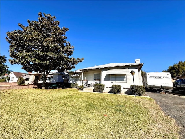 view of front of house featuring a front lawn