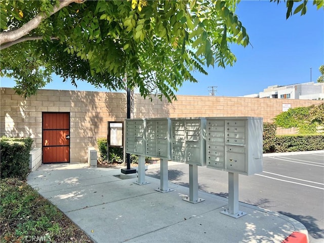 view of property's community featuring mail boxes