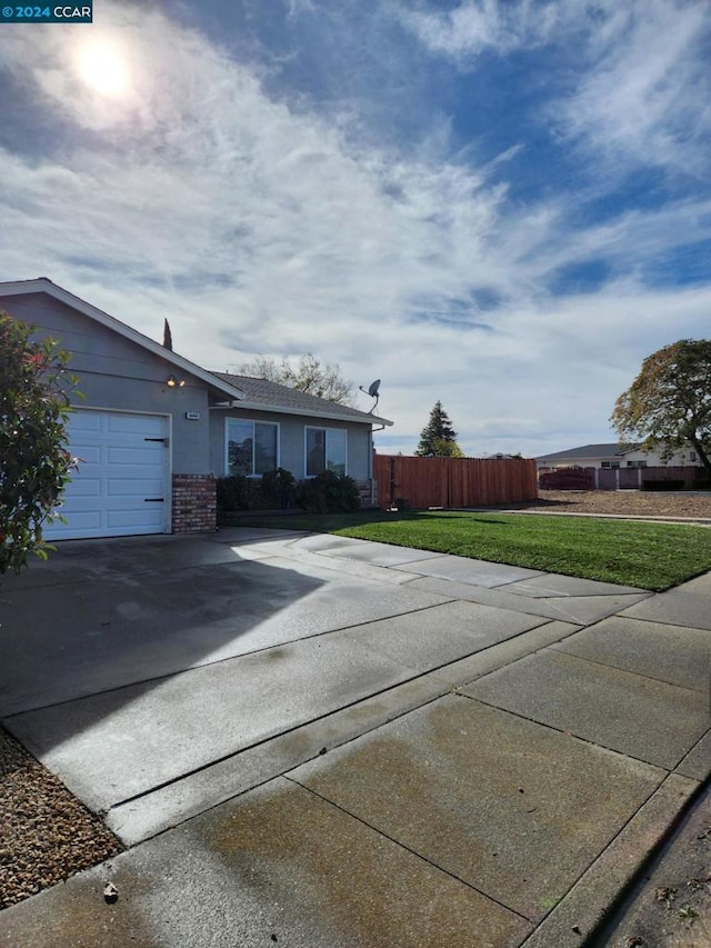 view of front facade featuring a garage and a front lawn