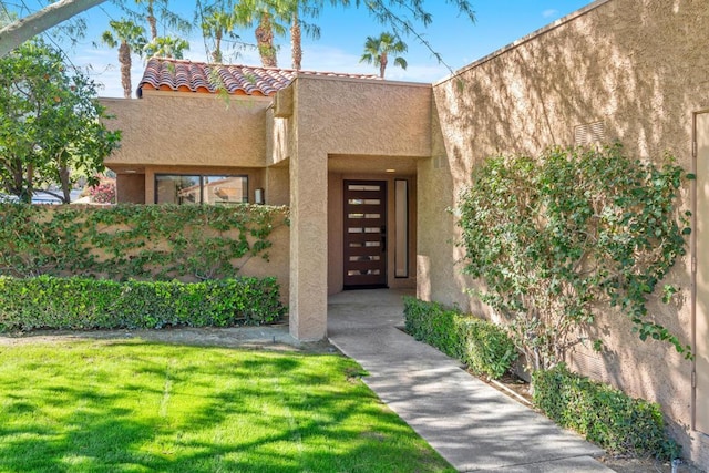 property entrance featuring a yard