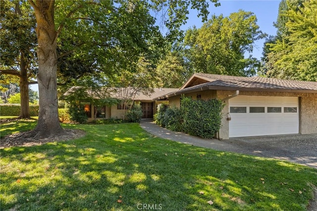 view of front of home featuring a front yard and a garage