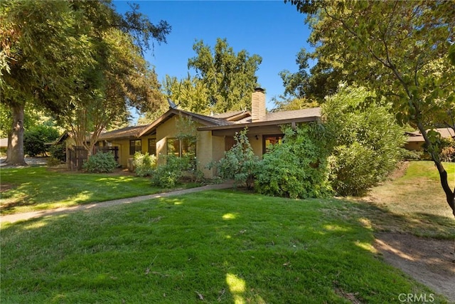 ranch-style home featuring a front lawn