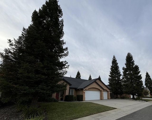 view of front facade featuring a garage and a front lawn