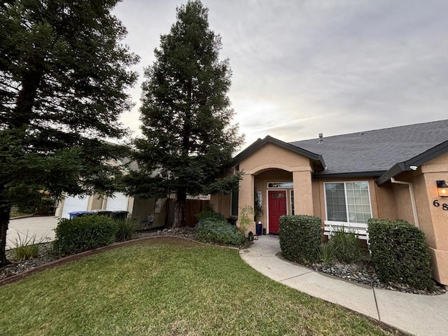 view of front of property with a front yard