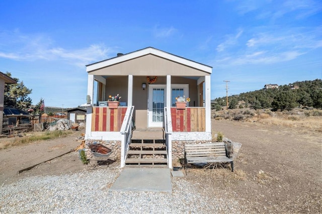 manufactured / mobile home featuring a porch