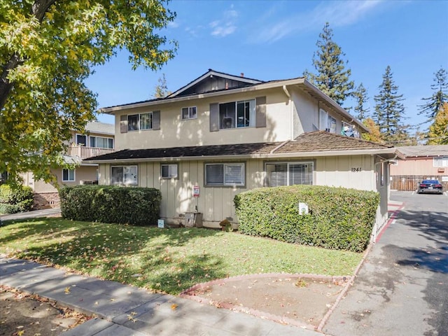 view of front of home featuring a front lawn