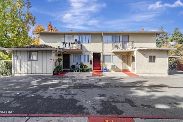 view of front of property featuring a balcony