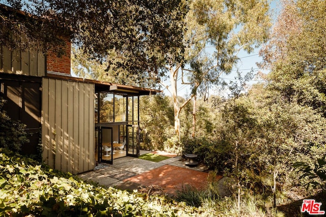 view of yard featuring a patio area