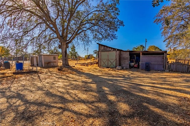 view of yard featuring an outbuilding