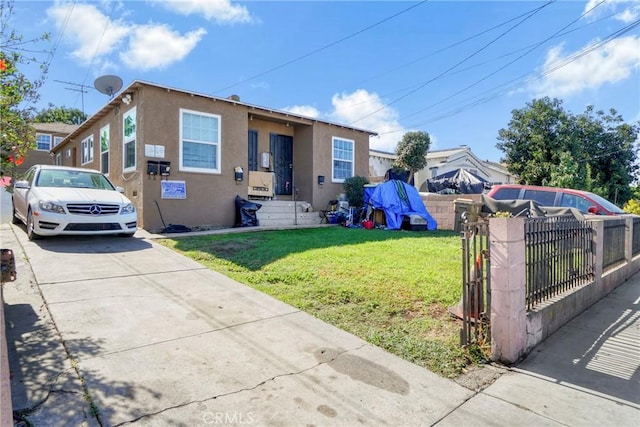 bungalow featuring a front lawn