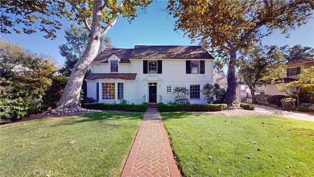 view of front facade with a front yard