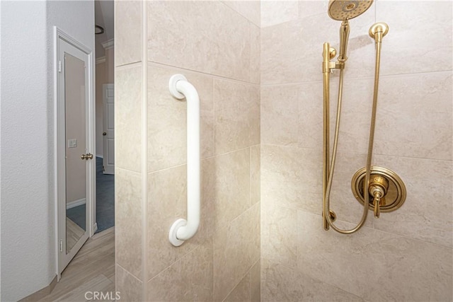 bathroom featuring a tile shower