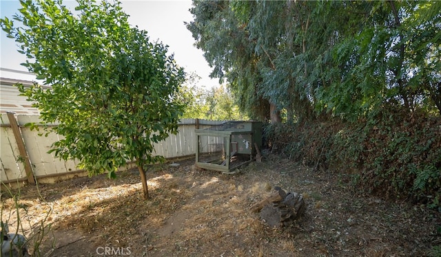 view of yard featuring an outbuilding