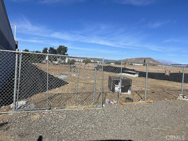 view of yard featuring a mountain view