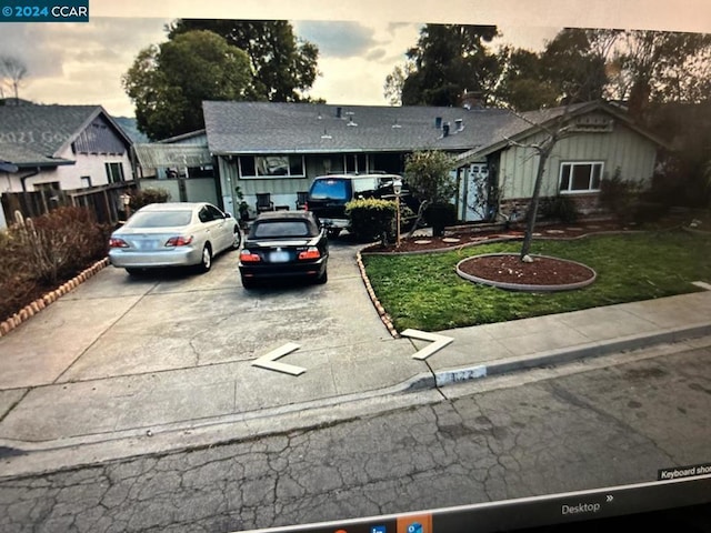 view of front facade with a yard