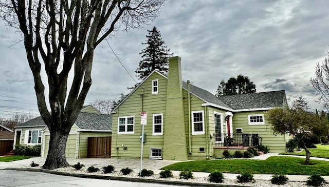 view of front of property featuring a front lawn