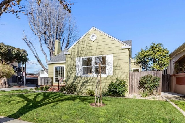 view of front of property with a front lawn