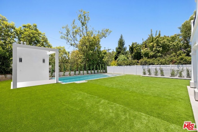 view of yard featuring a fenced in pool