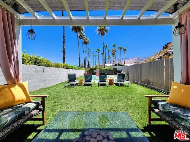 view of yard featuring a mountain view