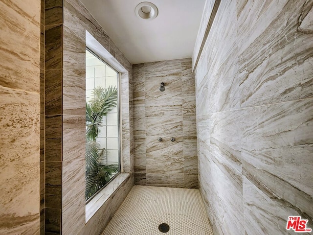 bathroom featuring tiled shower