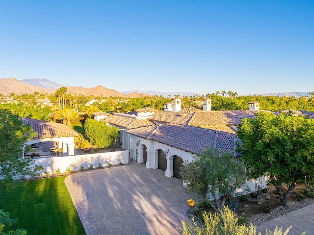 birds eye view of property featuring a mountain view