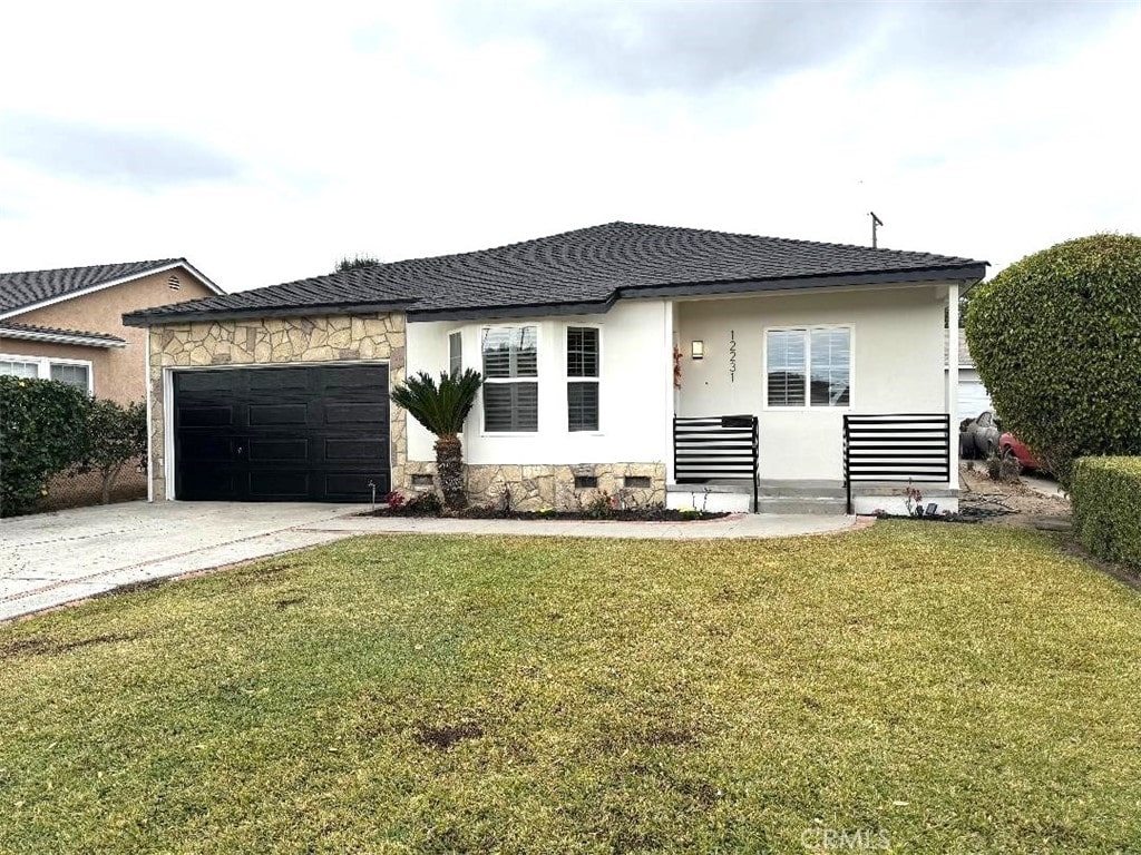 view of front facade featuring a garage and a front lawn