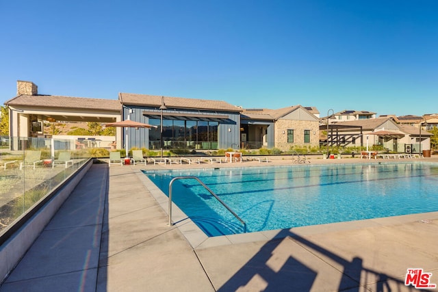 view of swimming pool