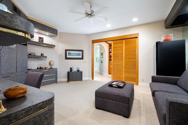 carpeted living room featuring ceiling fan