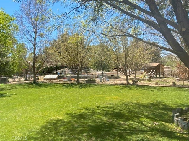 view of property's community featuring a lawn