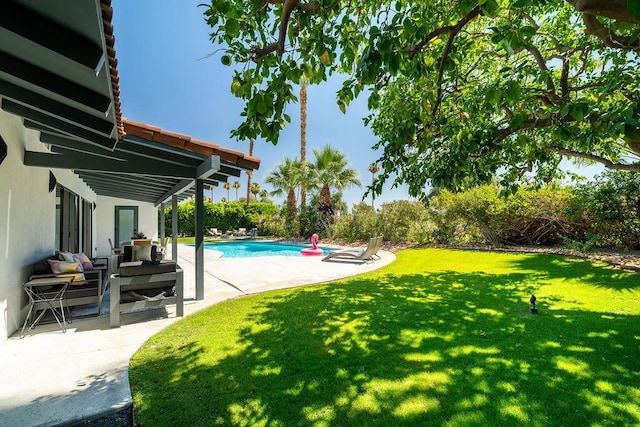 view of yard featuring outdoor lounge area and a patio