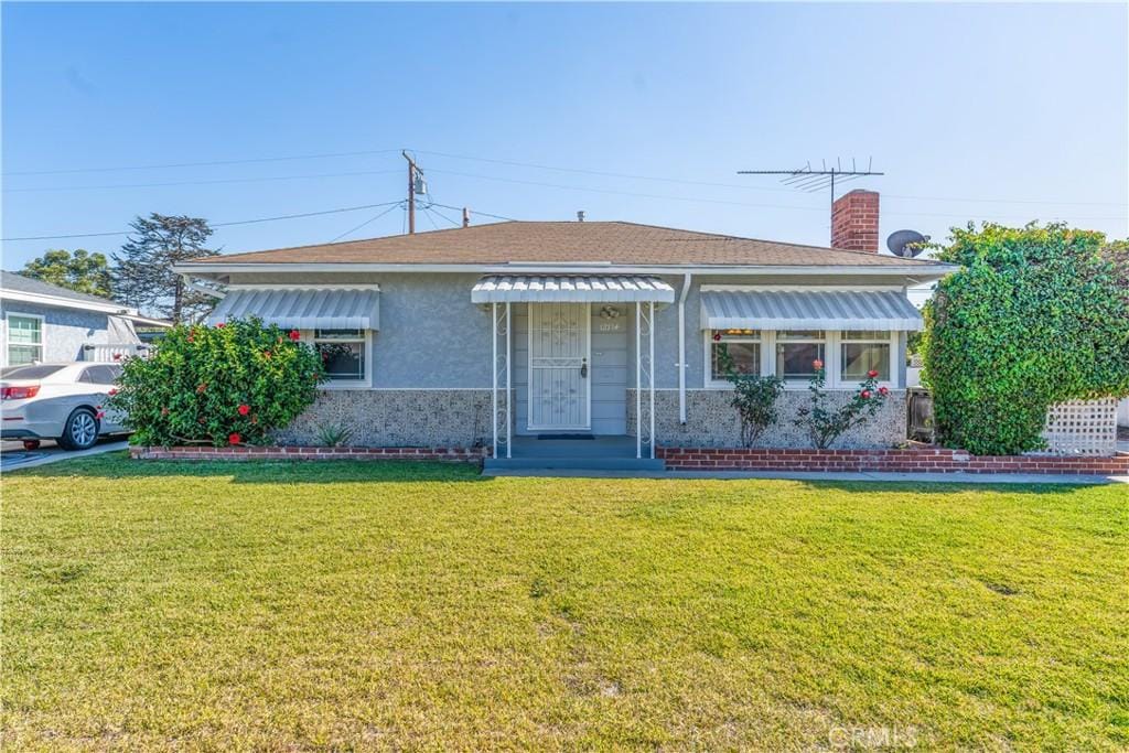 view of front of house featuring a front yard