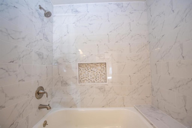 bathroom with tiled shower / bath combo