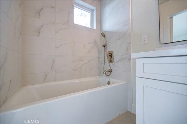 bathroom featuring tiled shower / bath