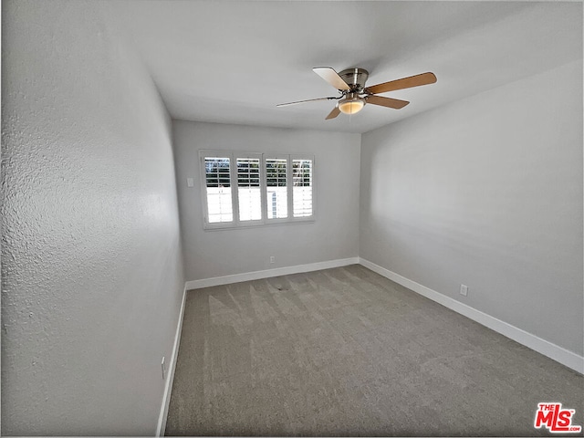 carpeted empty room featuring ceiling fan