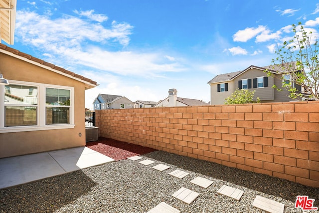 view of yard featuring a patio area