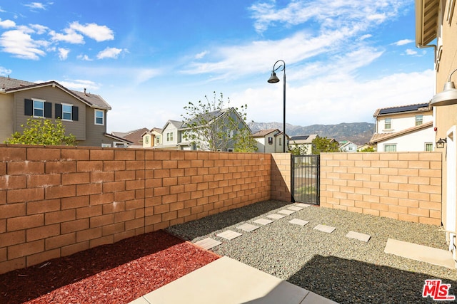 view of yard featuring a mountain view