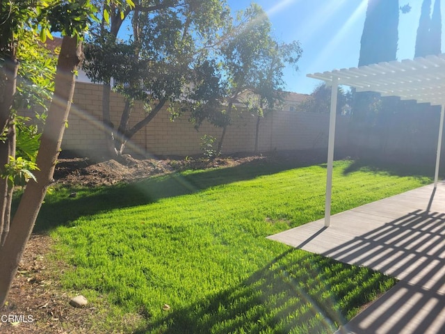 view of yard featuring a pergola