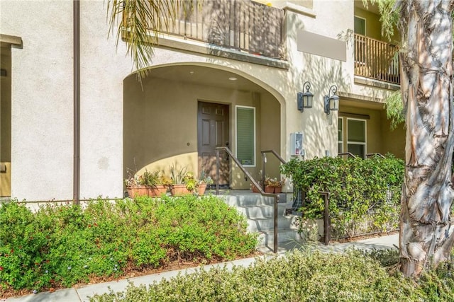 property entrance featuring a balcony