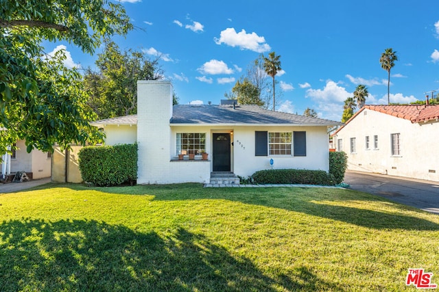 view of front of home featuring a front yard