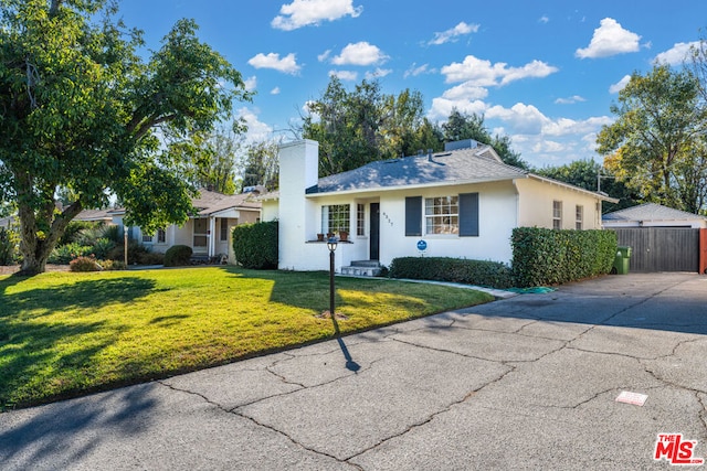 ranch-style home featuring a front yard