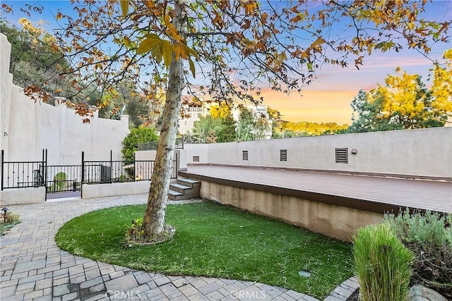 view of yard at dusk