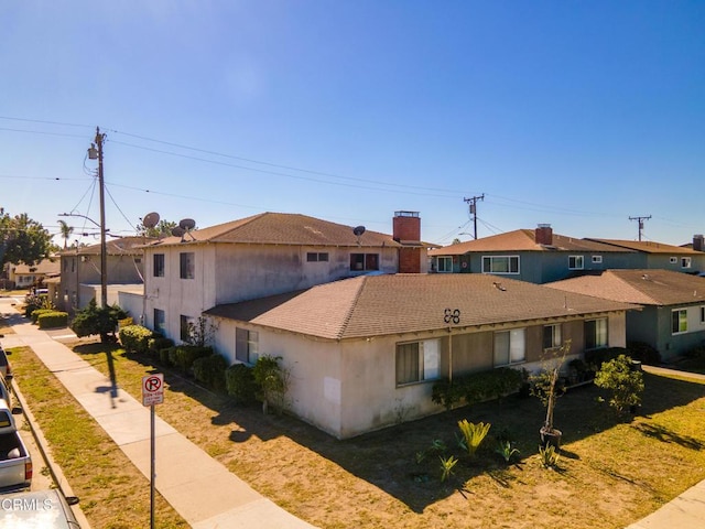 view of front of home featuring a front lawn