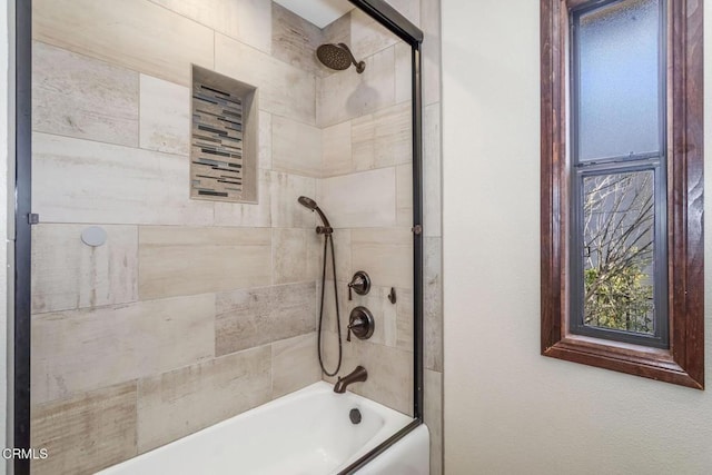 bathroom featuring tiled shower / bath combo