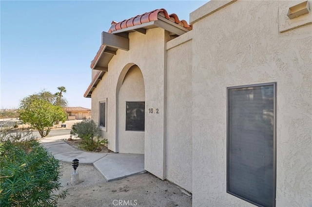 property entrance featuring a patio