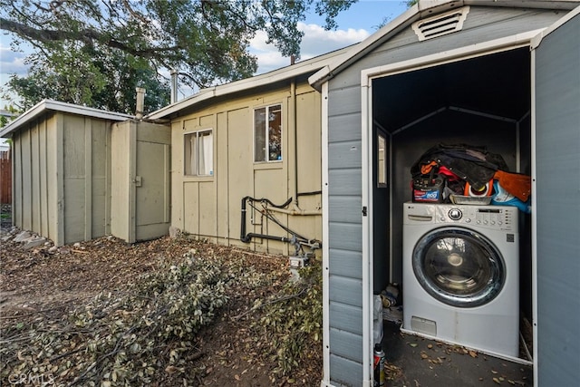 exterior space featuring washer / dryer