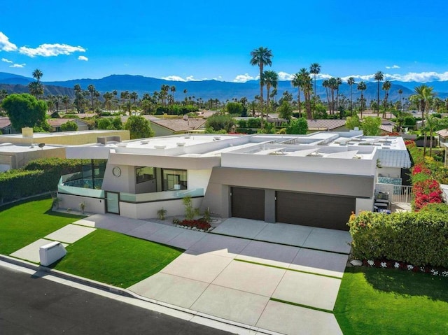 view of front of home featuring a mountain view and a front yard