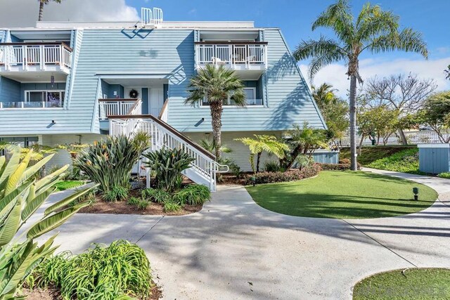 view of front of home featuring a front yard