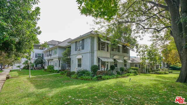 view of front of house featuring a front yard