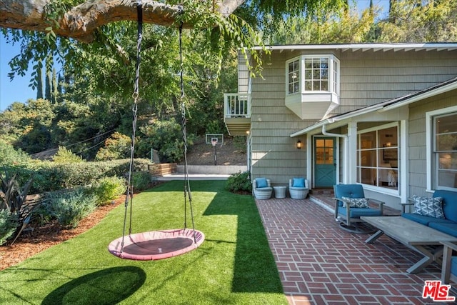 view of yard featuring a patio