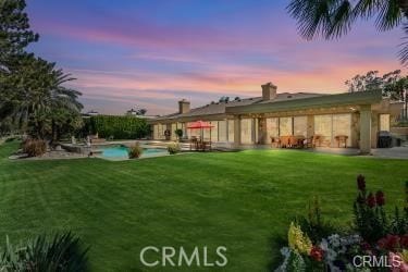 view of yard at dusk